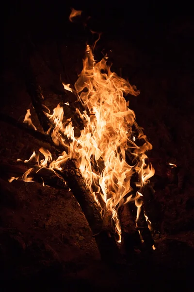 Brûler la nuit du feu de joie - feu — Photo