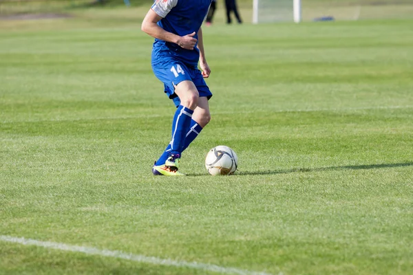 Fußballer kickt den Ball — Stockfoto