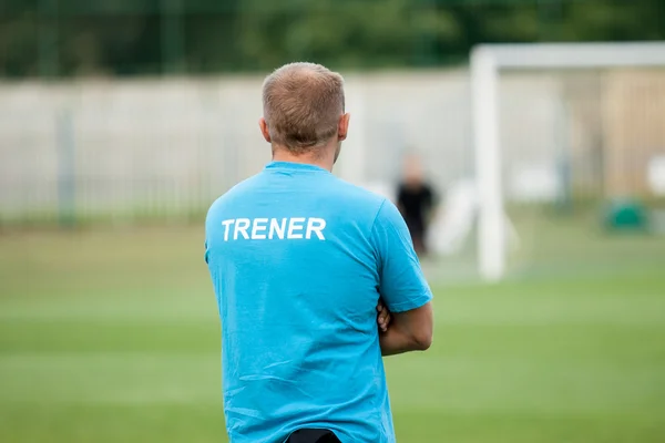 Coach tijdens het werken op het veld — Stockfoto