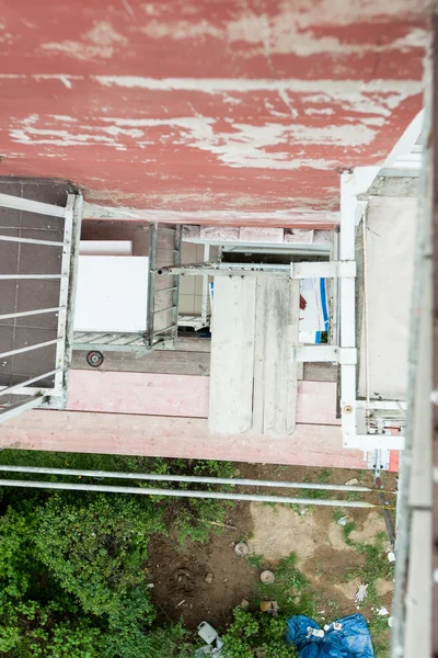 Scaffolding on apartment building — Stock Photo, Image