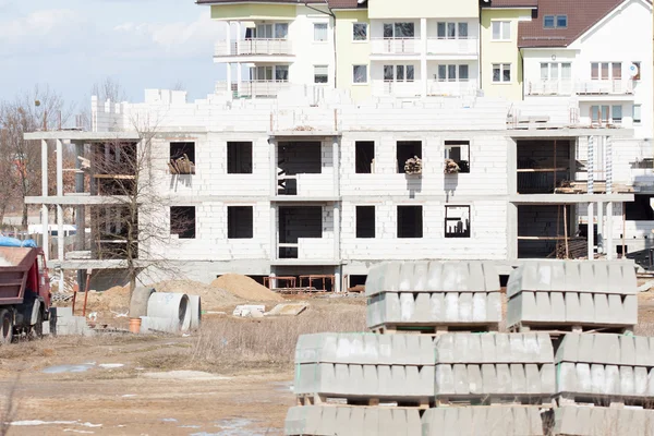 Edificio de apartamentos - un edificio moderno —  Fotos de Stock