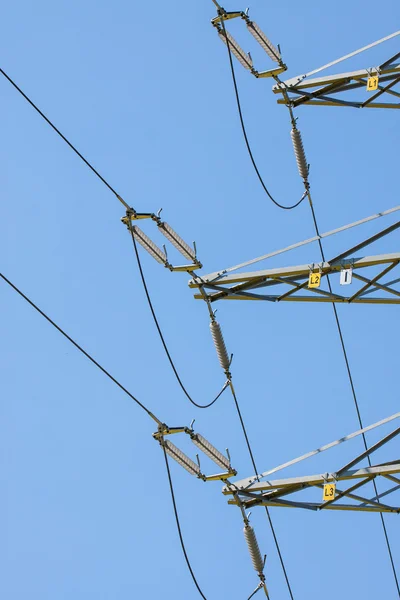 Lignes électriques à haute tension contre le ciel — Photo