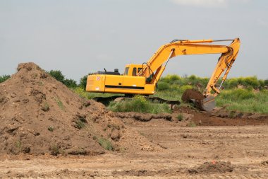 İnşaat alanında kazıcı