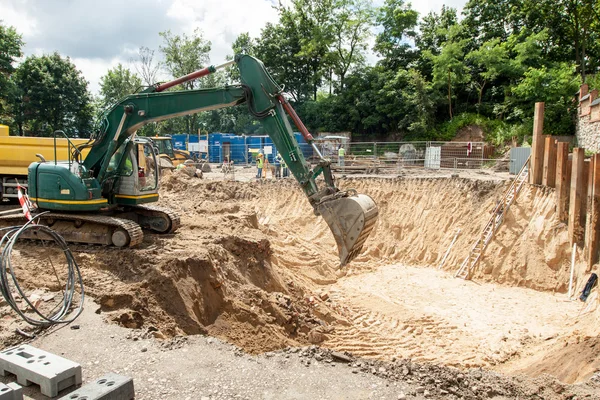 Escavatore in un cantiere — Foto Stock