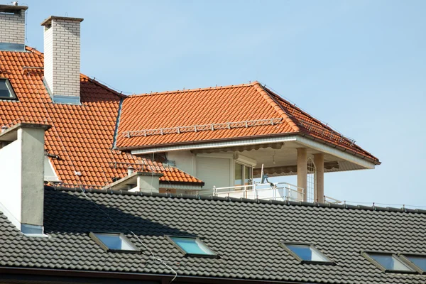 Dach eines Mehrfamilienhauses — Stockfoto