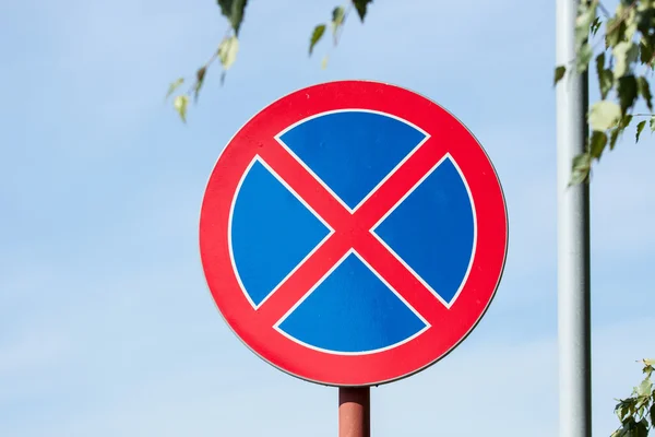 Cartello stradale contro il cielo — Foto Stock