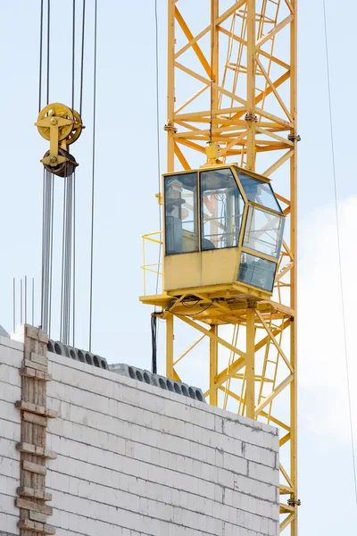 Grúa en una obra de construcción — Foto de Stock