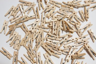 Beyaz arka planda küçük mandal