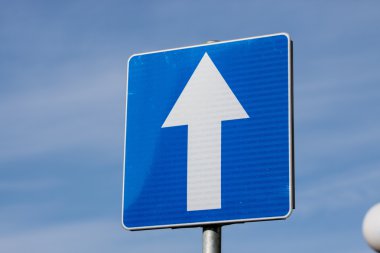 Gökyüzüne karşı yol işareti