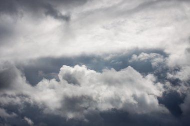 Mavi gökyüzü ve kabarık bulutlar