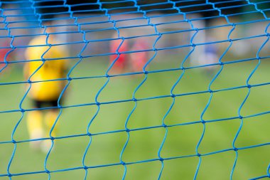 Futbolcu topa vuruyor.