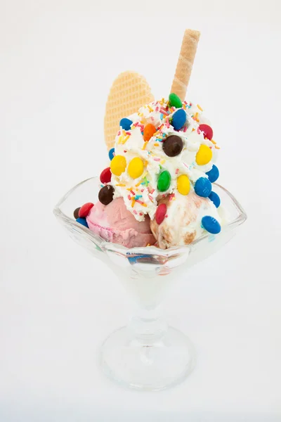 Десерт с мороженым - изолированный от фона — стоковое фото