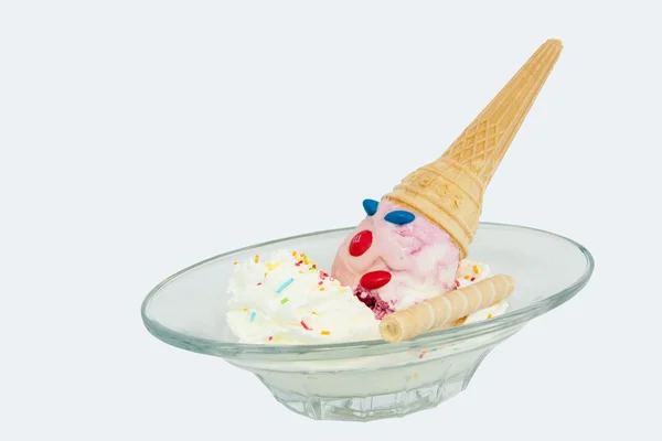 Десерт с мороженым - изолированный от фона — стоковое фото