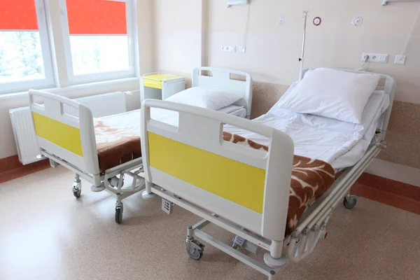 Ліжка в лікарні — стокове фото