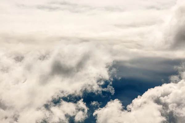 푸른 하늘과 솜털 구름 — 스톡 사진