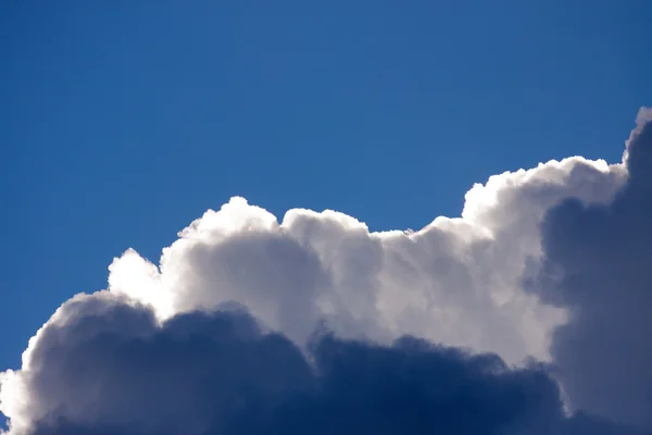 푸른 하늘과 솜털 구름 — 스톡 사진