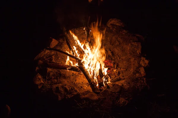 燃烧的篝火之夜-火 — 图库照片