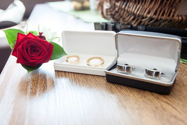 Anillos de boda en los dedos de la novia y el novio . — Foto de Stock