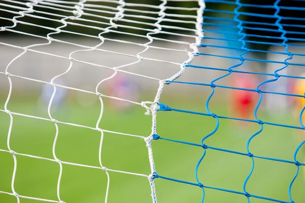 Jugador de fútbol patea la pelota — Foto de Stock