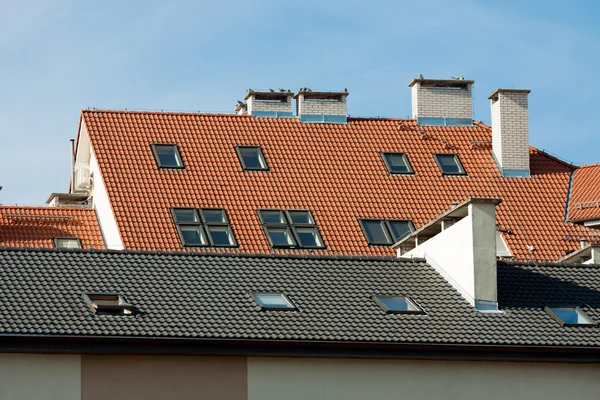 Edificio de apartamentos en días soleados — Foto de Stock