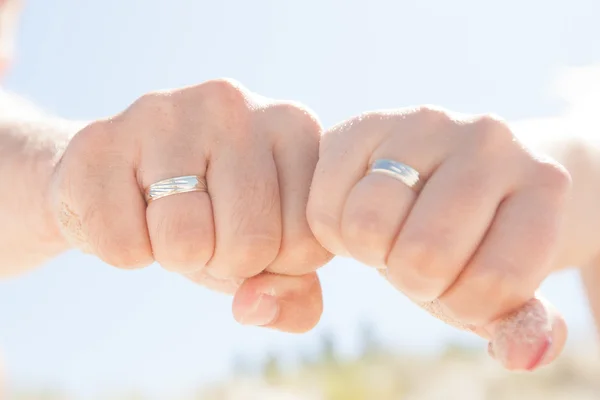 Anéis de casamento nos dedos — Fotografia de Stock