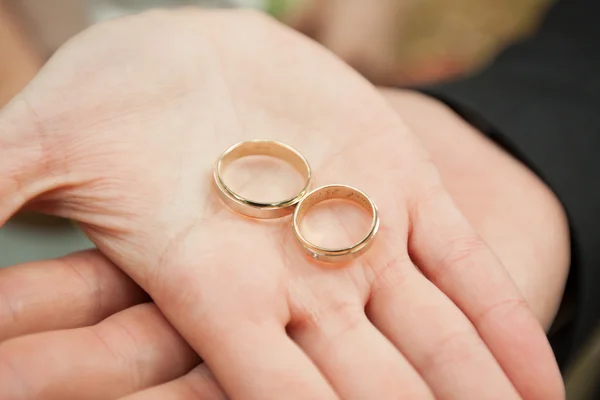 Anéis de casamento nos dedos — Fotografia de Stock