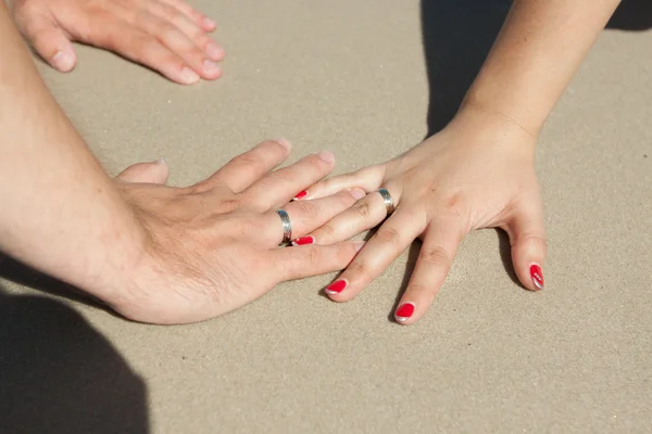 Anéis de casamento nos dedos — Fotografia de Stock