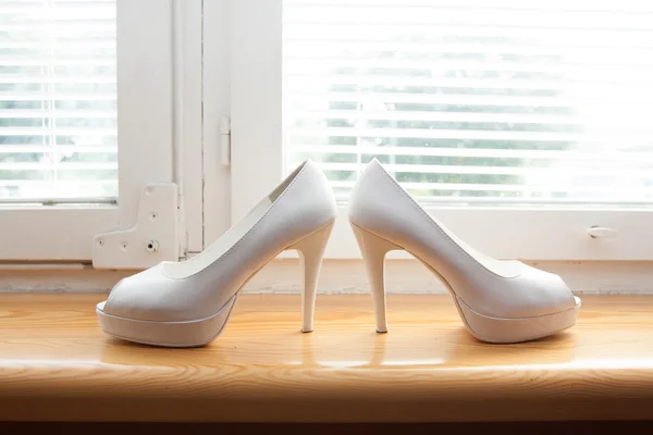 Casamento branco sapatos noiva — Fotografia de Stock