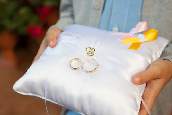 Anillos de boda en los dedos — Foto de Stock