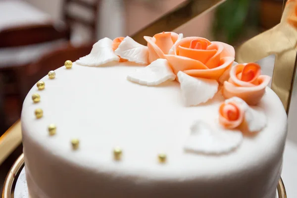 Wedding cake with rose — Zdjęcie stockowe