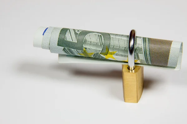 Cinco euros num cadeado de pagamento seguro — Fotografia de Stock