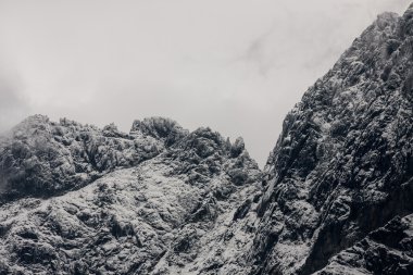 kar ve bulutlar dağlar