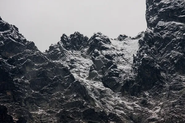 Горы в снегу и облаках — стоковое фото