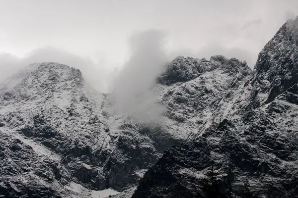 Bergen i snö och moln — Stockfoto