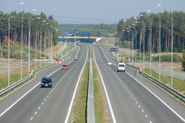 iki şeritli otoyol arabalar