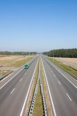iki şeritli otoyol arabalar