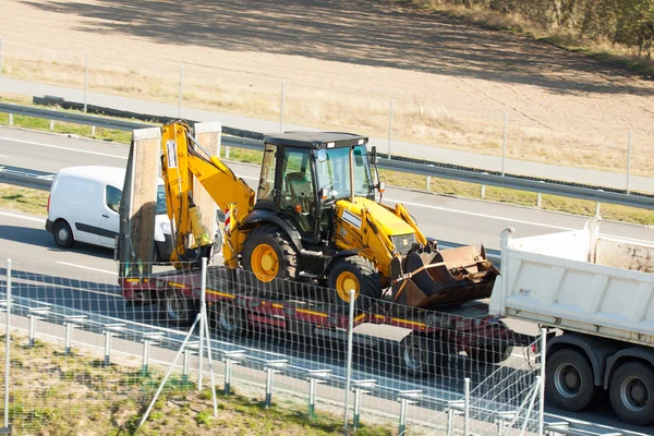 Bulldozers ดําเนินการบนรถบรรทุก — ภาพถ่ายสต็อก