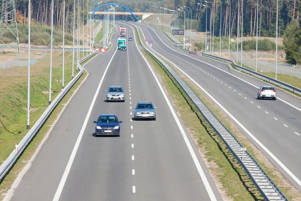 Autostrada a due corsie con auto — Foto Stock