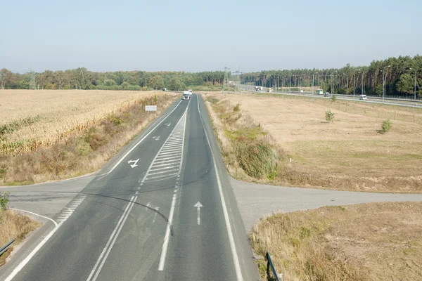 Two-lane highway with cars — Stock Photo, Image