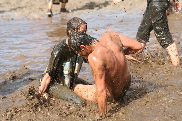 Les jeunes jouent dans la boue — Photo