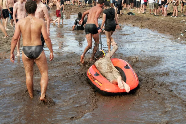 Jonge mensen spelen in de modder — Stockfoto