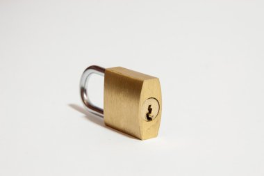 beyaz arkaplanda asma kilit