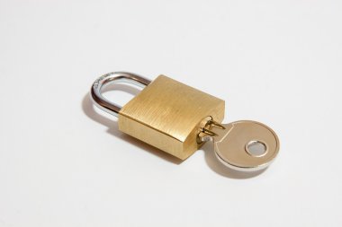 beyaz arkaplanda asma kilit