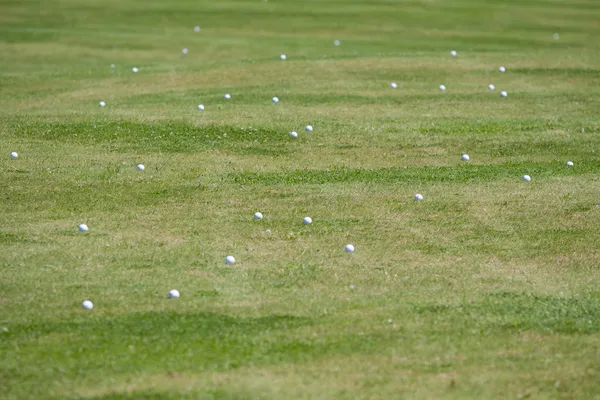 Campo de golfe com bolas — Fotografia de Stock