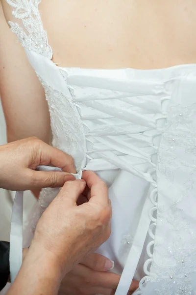 Dressing der Brautkleider — Stockfoto