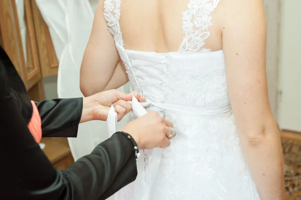 Oblékání nevěsty šaty — Stock fotografie