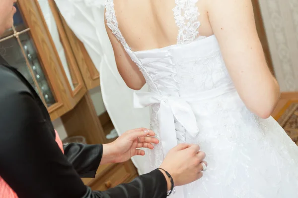 Dressing der Brautkleider — Stockfoto