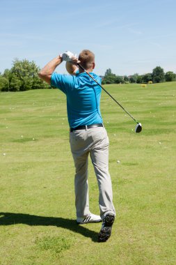 Golf sahasında bir golfçü