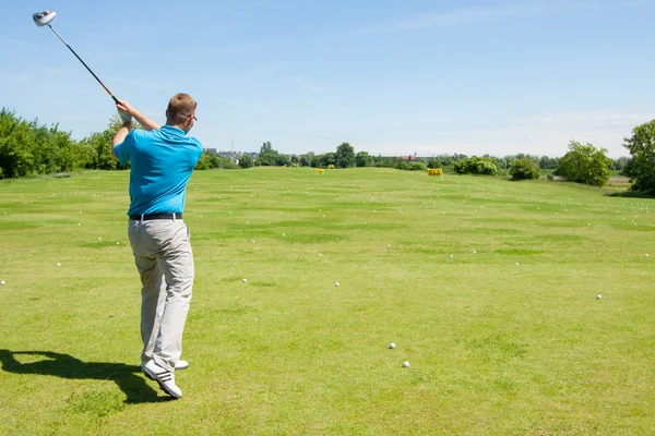 Golfista num campo de golfe — Fotografia de Stock