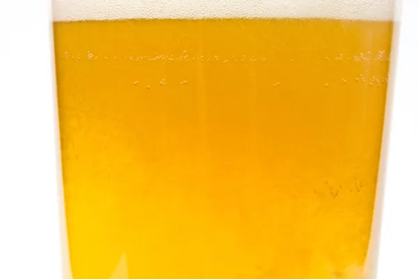 Birra dorata con schiuma come sfondo — Foto Stock